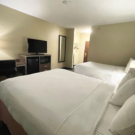ซูเปอร์ 8 บาย วินด์แฮม เซนต์ ชาร์ลส์ เซนต์ Hotel Saint Charles ภายนอก รูปภาพ