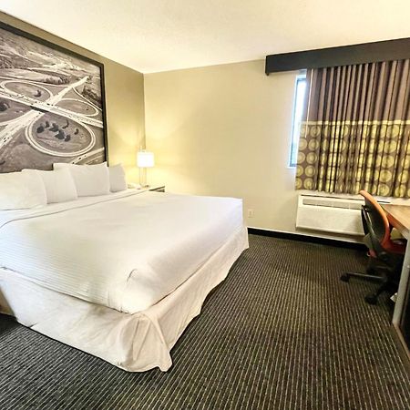 ซูเปอร์ 8 บาย วินด์แฮม เซนต์ ชาร์ลส์ เซนต์ Hotel Saint Charles ภายนอก รูปภาพ