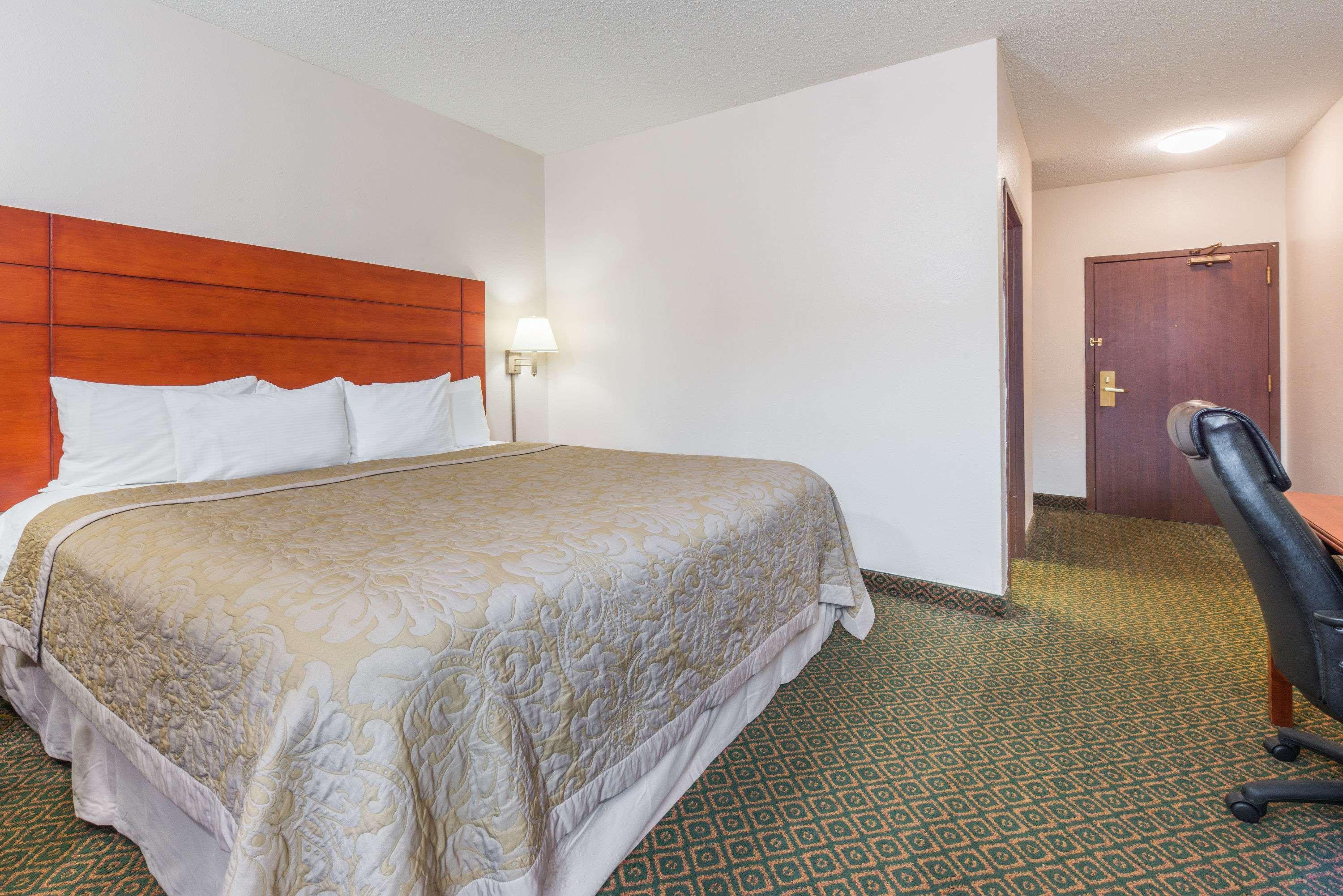 ซูเปอร์ 8 บาย วินด์แฮม เซนต์ ชาร์ลส์ เซนต์ Hotel Saint Charles ภายนอก รูปภาพ