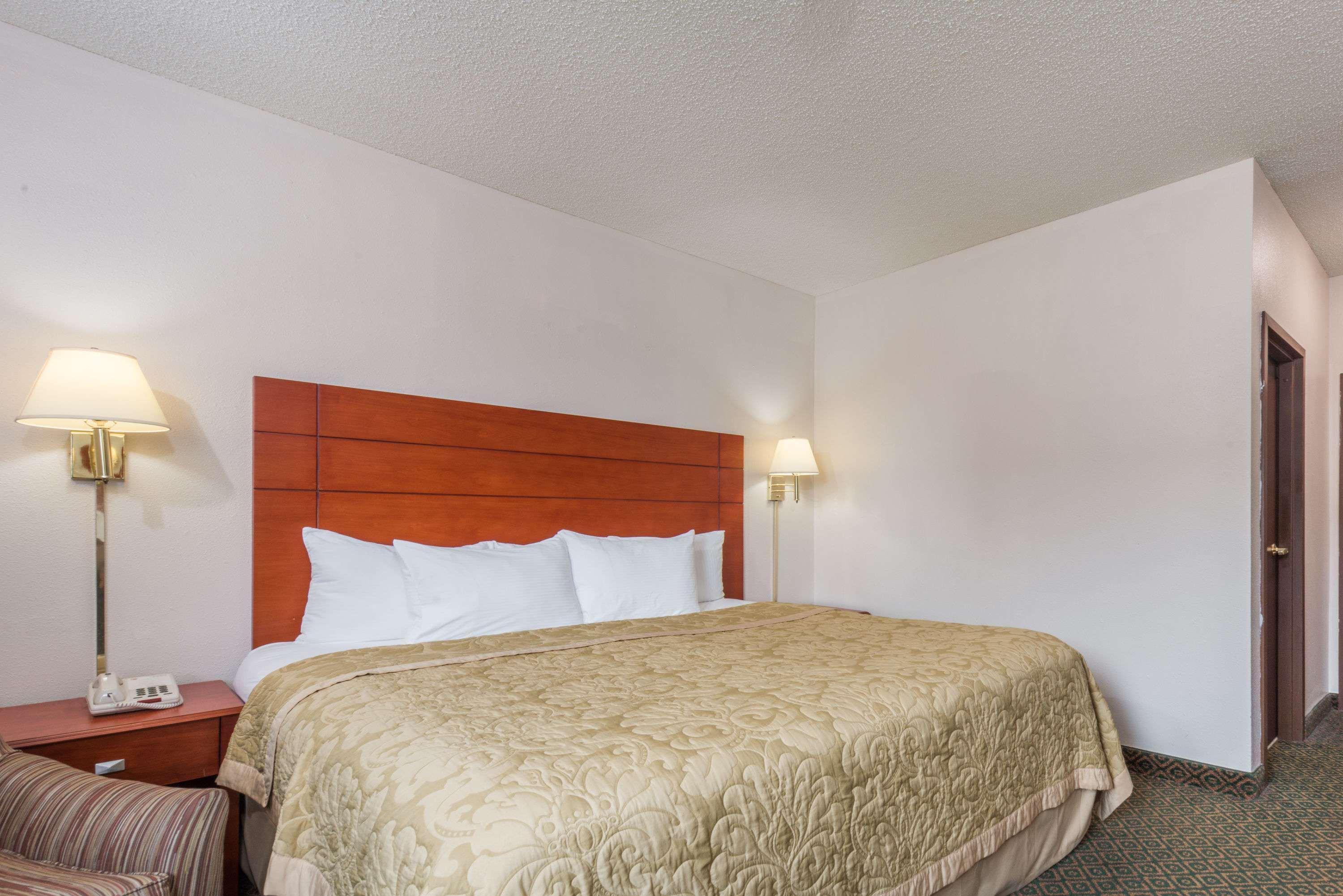 ซูเปอร์ 8 บาย วินด์แฮม เซนต์ ชาร์ลส์ เซนต์ Hotel Saint Charles ภายนอก รูปภาพ