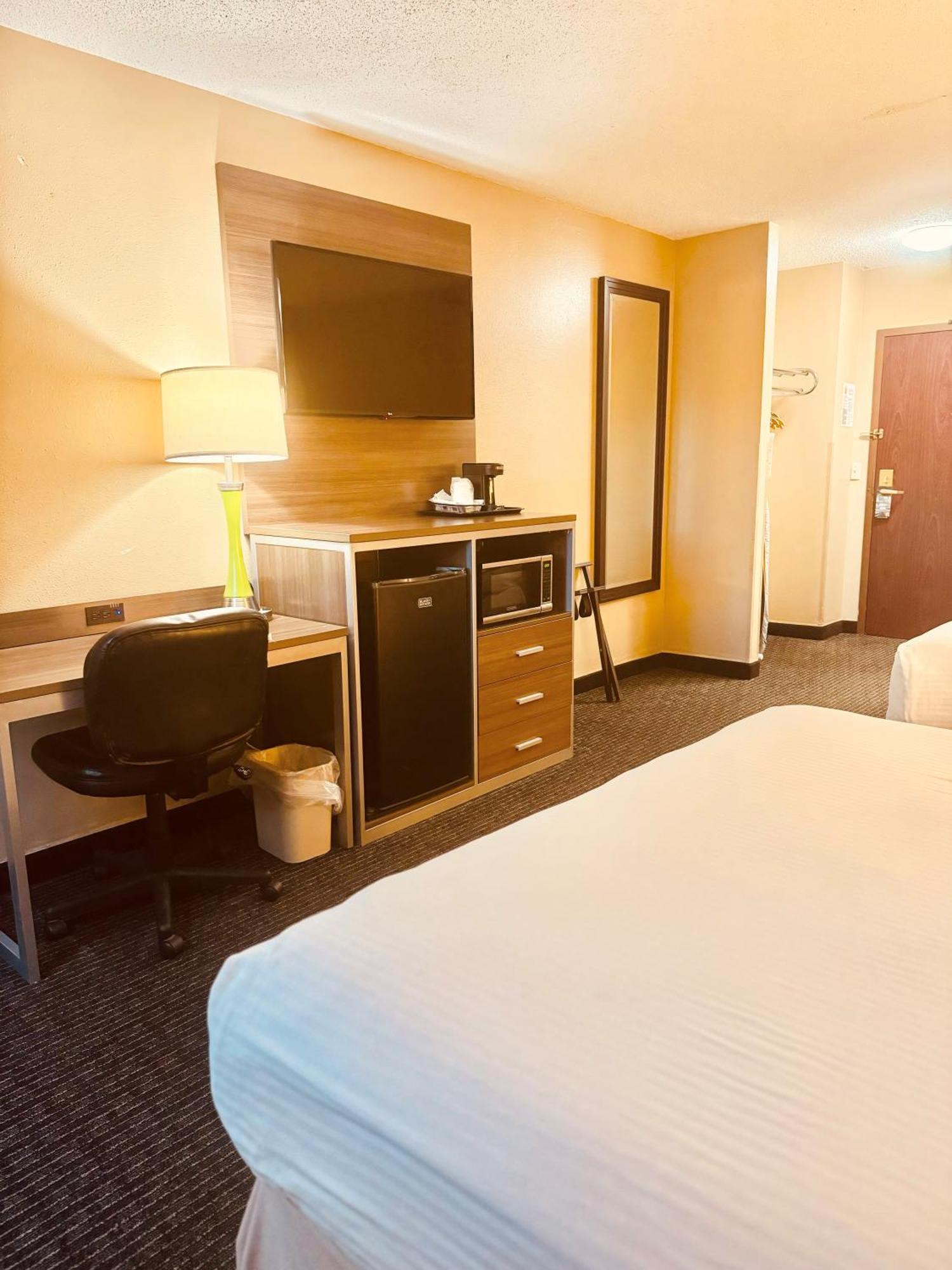 ซูเปอร์ 8 บาย วินด์แฮม เซนต์ ชาร์ลส์ เซนต์ Hotel Saint Charles ภายนอก รูปภาพ
