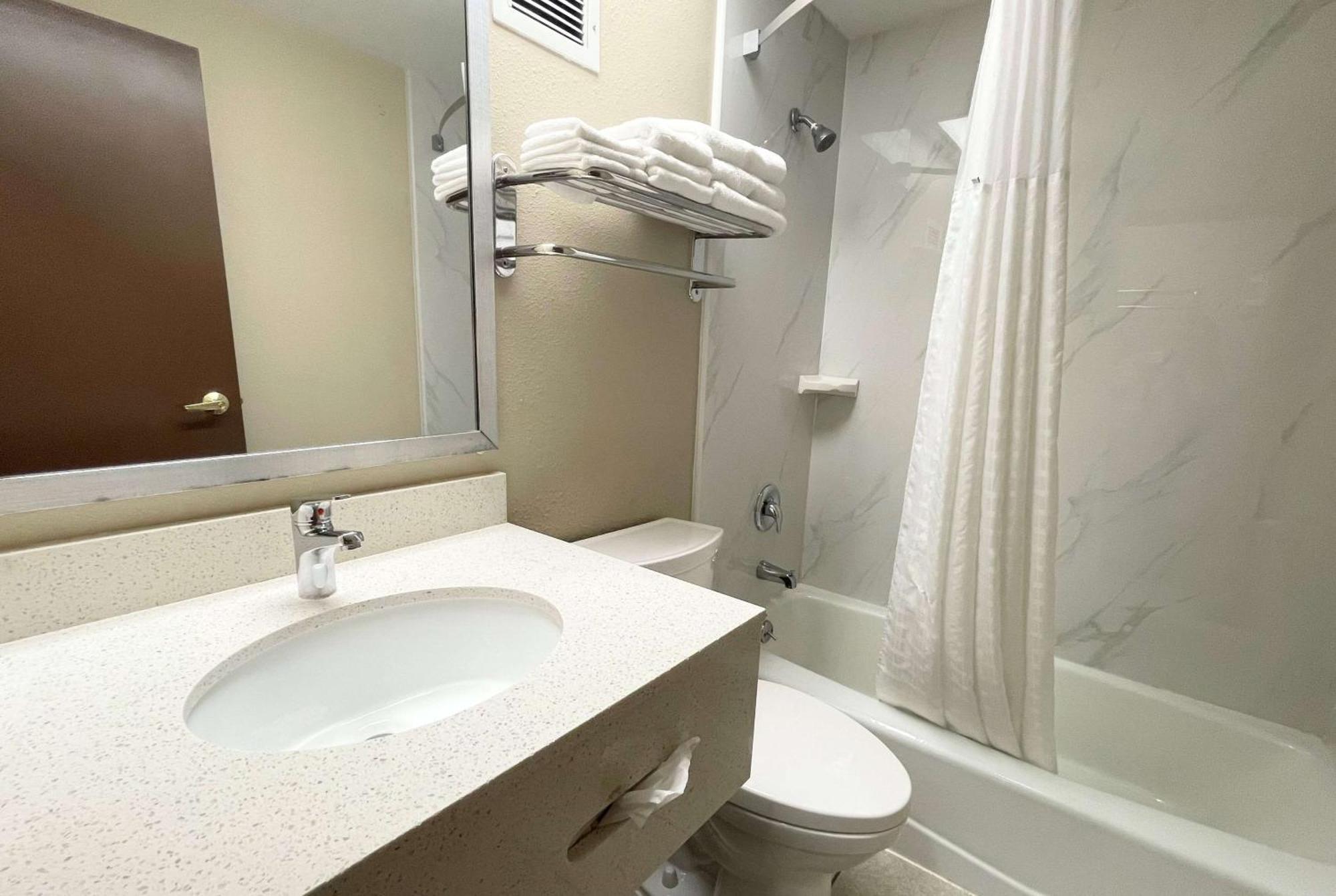 ซูเปอร์ 8 บาย วินด์แฮม เซนต์ ชาร์ลส์ เซนต์ Hotel Saint Charles ภายนอก รูปภาพ