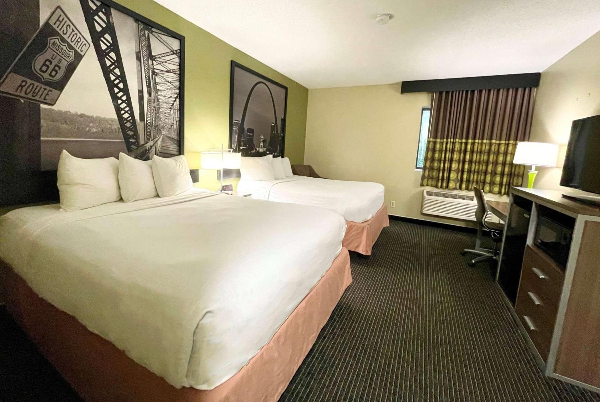 ซูเปอร์ 8 บาย วินด์แฮม เซนต์ ชาร์ลส์ เซนต์ Hotel Saint Charles ภายนอก รูปภาพ