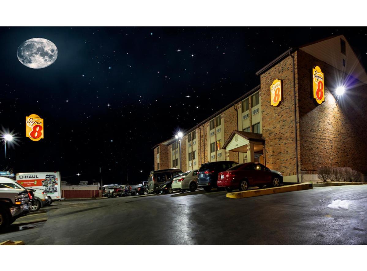 ซูเปอร์ 8 บาย วินด์แฮม เซนต์ ชาร์ลส์ เซนต์ Hotel Saint Charles ภายนอก รูปภาพ